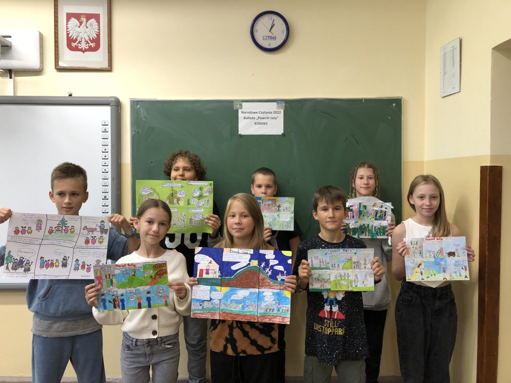 Grupa dzieci prezentuje prace plastyczne inspirowane twórczością A. Mickiewicza