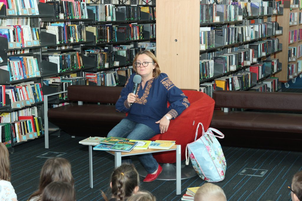 Autorka książek dla dzieci -  Justyna Bednarek w trakcie spotkania autorskiego.