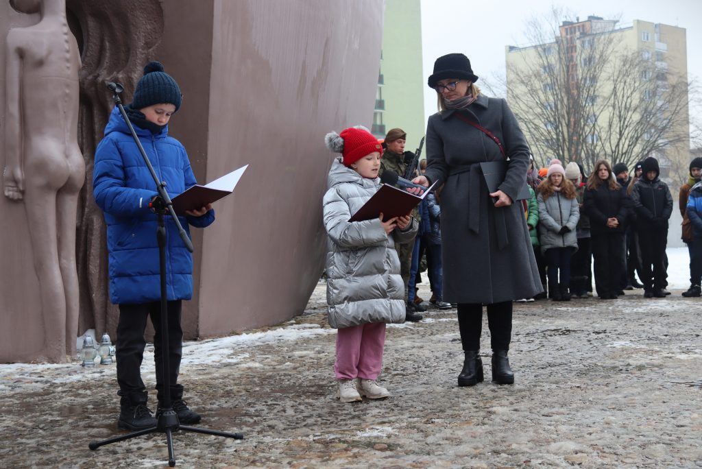 Dziewczynka czyta list byłej więźniarki obozu