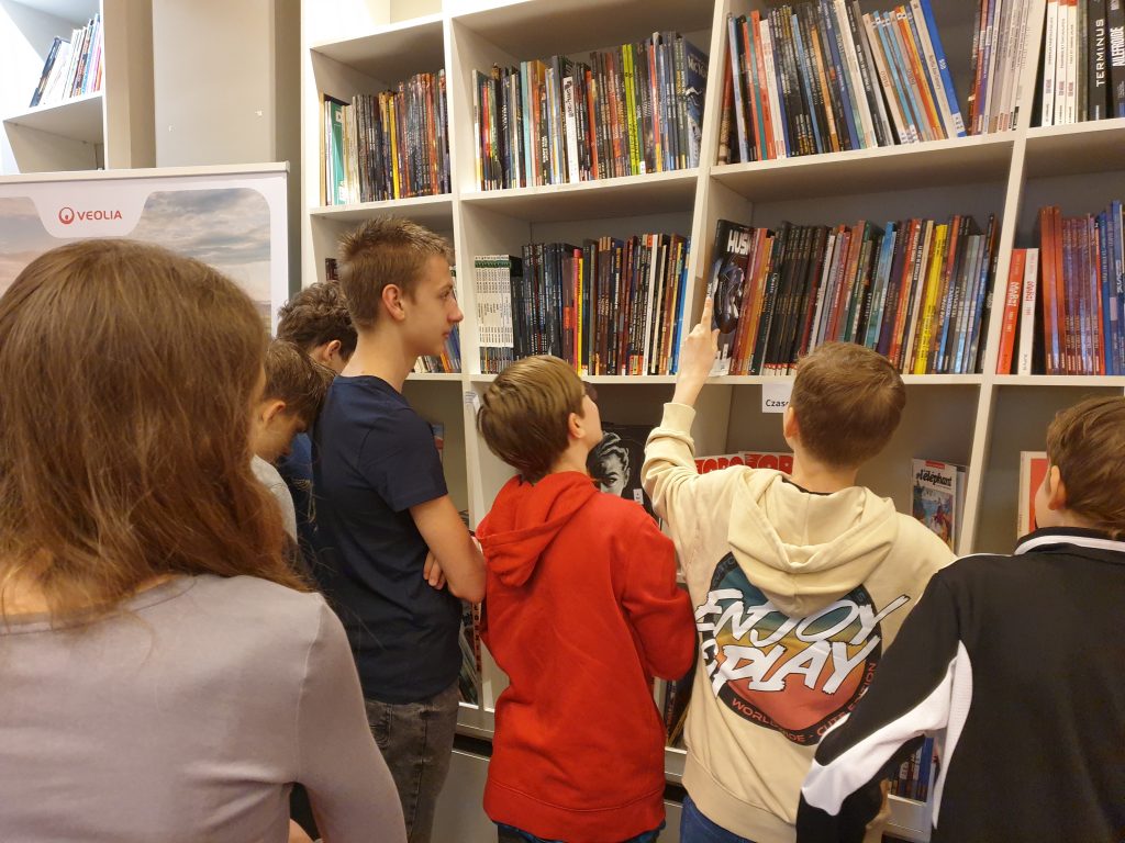 Chłopcy przeglądają komiksy dostępne  w  bibliotece francuskiej Alliance Française.