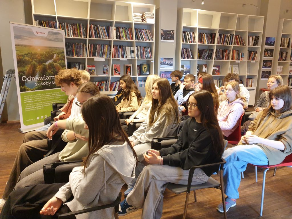 Uczniowie słuchają prelekcji dotyczącej
kultury Francji.