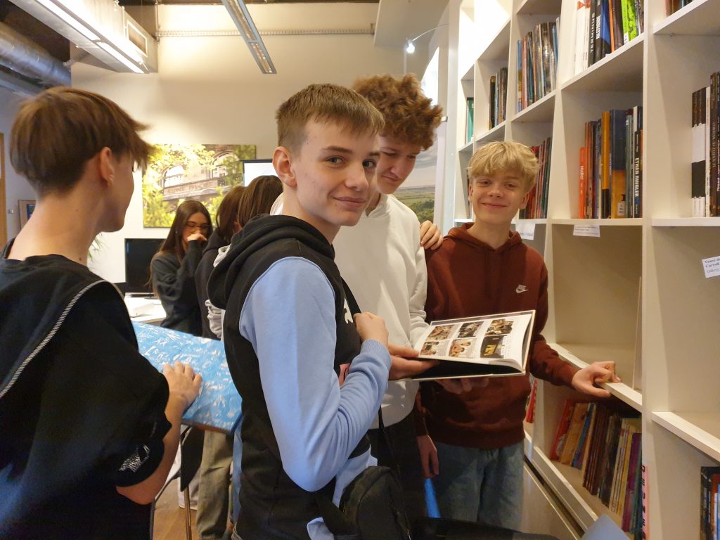 Chłopcy przeglądają komiksy dostępne  w  bibliotece francuskiej Alliance Française.