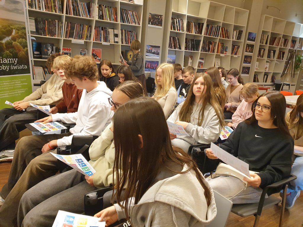 Uczniowie słuchają prelekcji dotyczącej
kultury Francji.