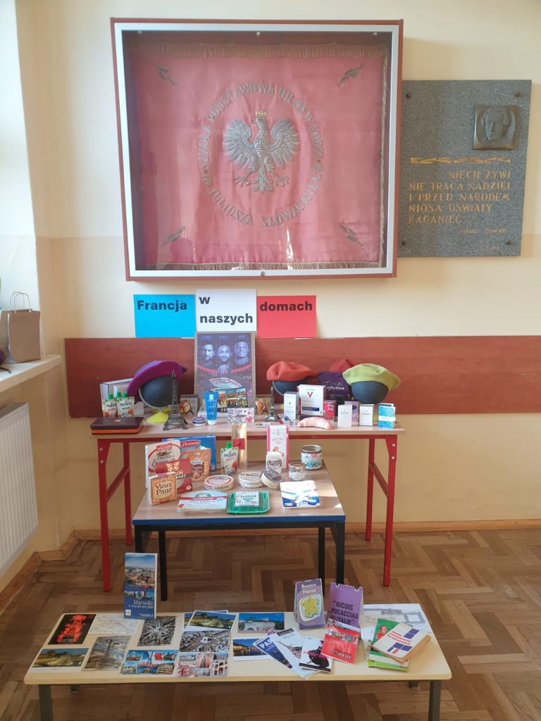 Wystawa produktów francuskich firm i innych przedmiotów, które przybliżają kulturę, geografię i język francuski.