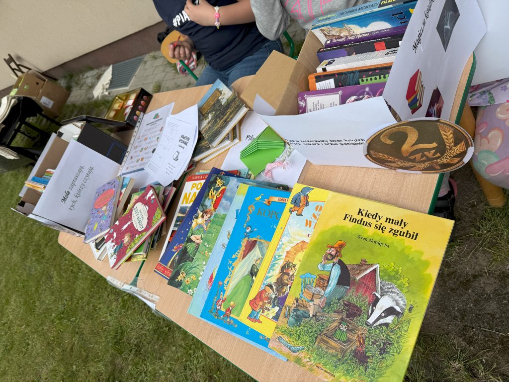 Stoisko Piknikowy stolik Moli, który był kiermaszem używanych książek