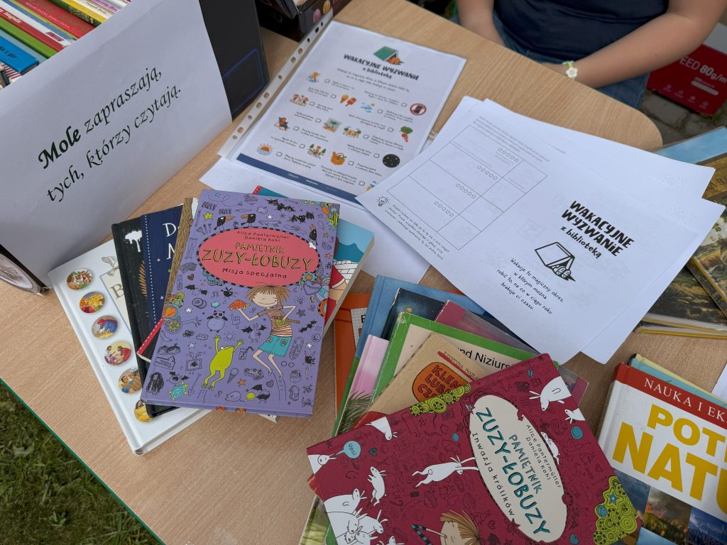 Wystawka książek i kart pracy związanych z "Wakacyjnym wyzwaniem z biblioteką"