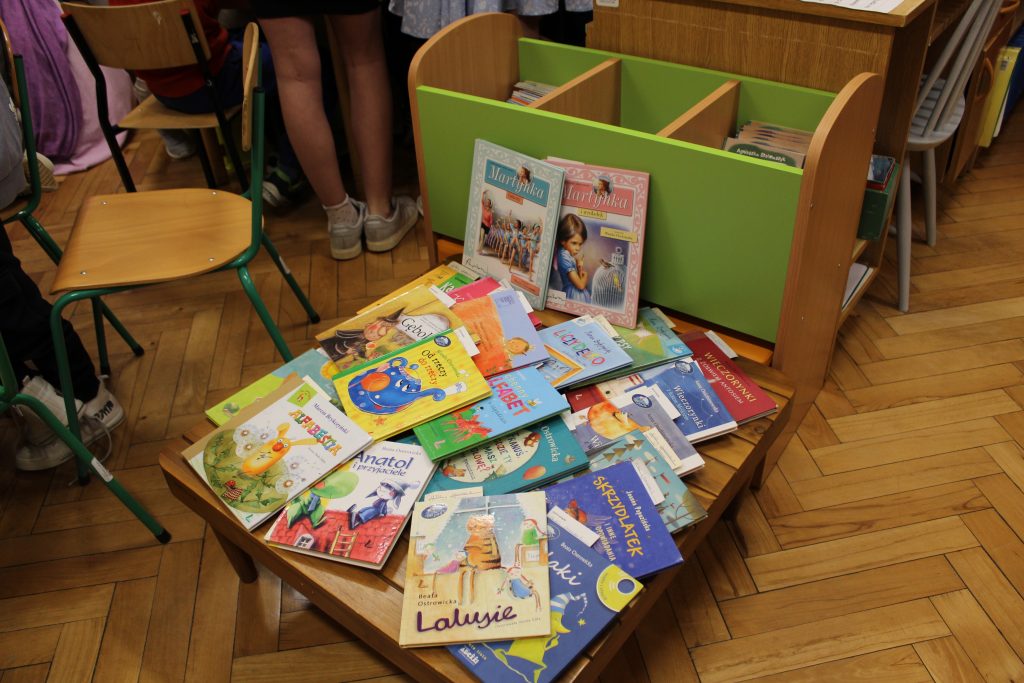 Wystawka książek dla dzieci. Kolorowe okładki.